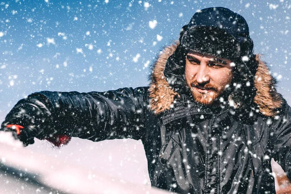 Närbild Porträtt Vinter Koncept Man Rengöra Bilen Från Snö Bär — Stockfoto