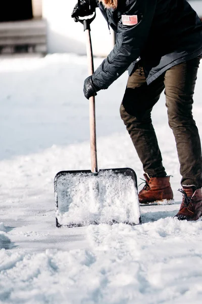 Kaukasische Volwassene Sneeuw Van Trottoir Schoonmaken Het Gebruik Van Sneeuw — Stockfoto