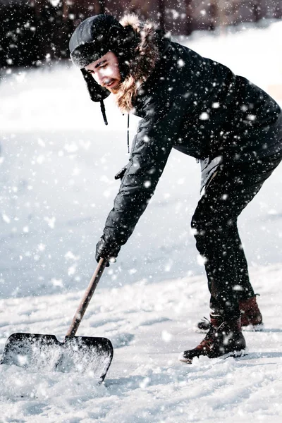 Homem Removendo Neve Calçada Após Queda Neve — Fotografia de Stock