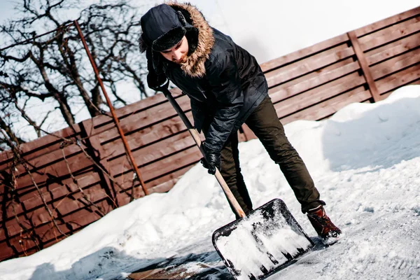 Портрет Молодого Человека Помощью Снежной Лопаты Уборки Снега Заднем Дворе — стоковое фото