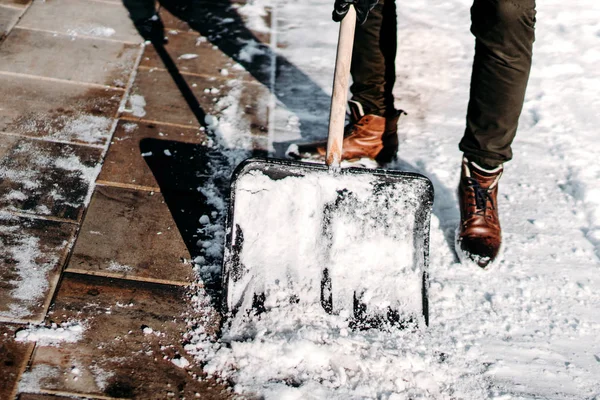 Mannen Med Snö Spade Rengöring Trottoaren Vintertid Närbild Snöskyffel — Stockfoto