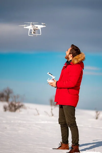 Ler Kaukasiska Unga Vuxna Flygande Hobby Uav Drone — Stockfoto