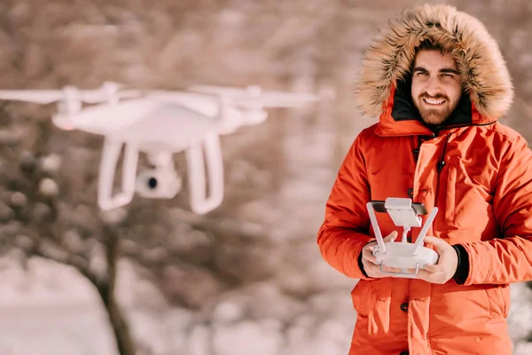 Man Die Drone Met Afstandsbediening Tijdens Koude Winter Time — Stockfoto