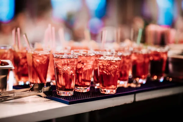 Belos Coquetéis Verão Vermelhos Alcoólicos Prontos Para Serem Servidos — Fotografia de Stock