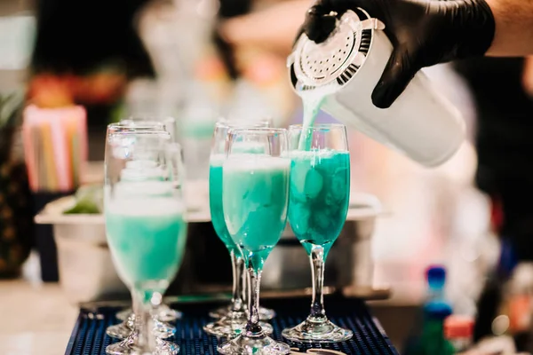 Detalhes Coquetéis Bartender Derramando Preparando Coquetel Alcoólico Tropical — Fotografia de Stock