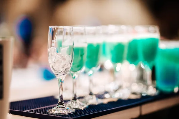 Wiersz Okularów Bar Gotowych Służyć Koktajle Napoje Alkoholowe Bliska — Zdjęcie stockowe