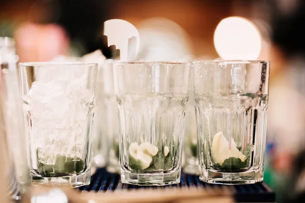 Three Glasses Ice Mint Lemon Mojito Preparation Details Barman Cocktails — Stock Photo, Image