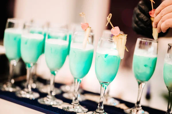 Barista Professionista Che Prepara Guarnisce Delizioso Cocktail Alcolico Tropicale Blu — Foto Stock