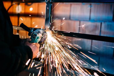 açı değirmeni fabrika inşaat sahası içinde kullanarak alt