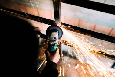 şantiye ve fırlatma açısı değirmeni kullanarak alt kıvılcım