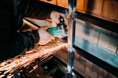 açı değirmeni kullanarak ve kıvılcım atma sanayi işçisi metal kesme