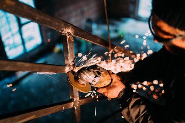 Metal korkuluk inşaat sitede üzerinde çalışan endüstriyel metal mühendisi