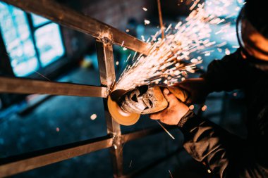 Değirmeni ayrıntılarını kıvılcım, metal işleri, çelik ve demir inşaat sitesinde