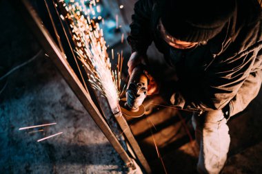 yeni ev inşaatı sitedeki metal parmaklıklar yapısı üzerinde açı değirmeni kullanarak alt