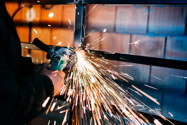 Arbeiter Benutzt Winkelschleifer Auf Fabrikbaustelle — Stockfoto