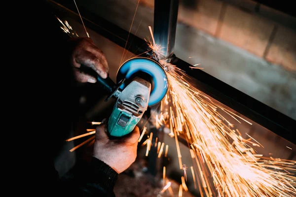 Details Aus Der Bauindustrie Nahaufnahme Eines Metallarbeiters Mit Scheibenschleifer Zum — Stockfoto