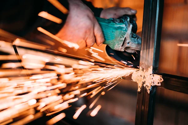 Homme Caucasien Travaillant Dans Industrie Construction Coupe Métal Avec Meuleuse — Photo