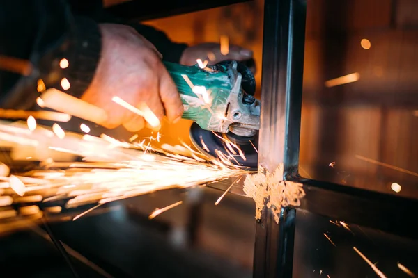 Homem Caucasiano Trabalhando Indústria Construção Corte Metal Com Moedor Ângulo — Fotografia de Stock