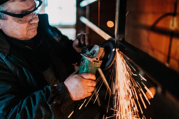 Manliga Industriarbetare Använda Vinkelslip För Kapning Inomhus Metal Räcken — Stockfoto