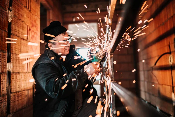 Webbplats Konstruktionsdetaljer Man Skärning Svetsning Och Sågning Metal Räcken Vid — Stockfoto