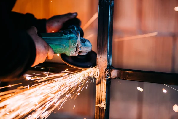 Baustellendetails Mit Arbeiterhänden Schneiden Und Winkelschleifer Verwenden — Stockfoto