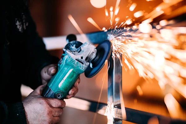 Trabalho Corte Metal Usando Moedor Ângulo Ferramenta Poder Resistente — Fotografia de Stock