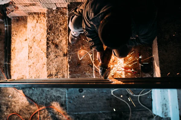 Industrin Konstruktionsdetaljer Kaukasiska Hane Metallarbetare Använda Vinkelslip För Kapning Metall — Stockfoto