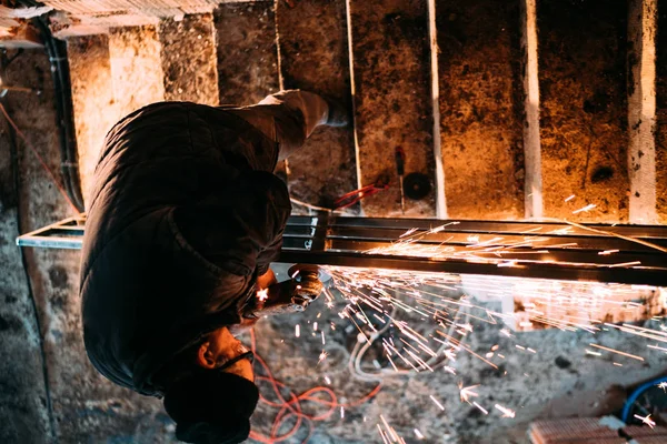 Homem Caucasiano Trabalhando Corte Serrar Soldar Grades Metal Canteiro Obras — Fotografia de Stock