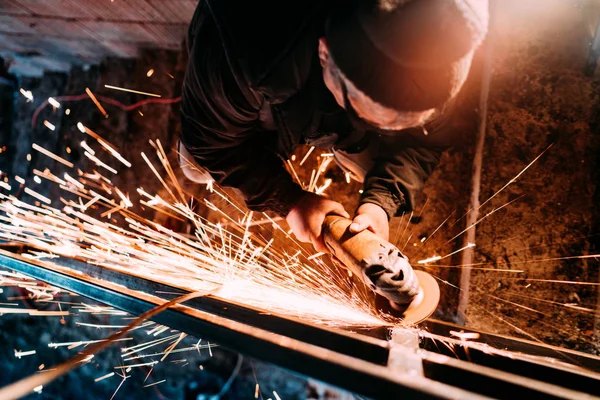 Arbeiter Montieren Metallgeländer Auf Baustelle Schneiden Sägen Und Schweißen — Stockfoto