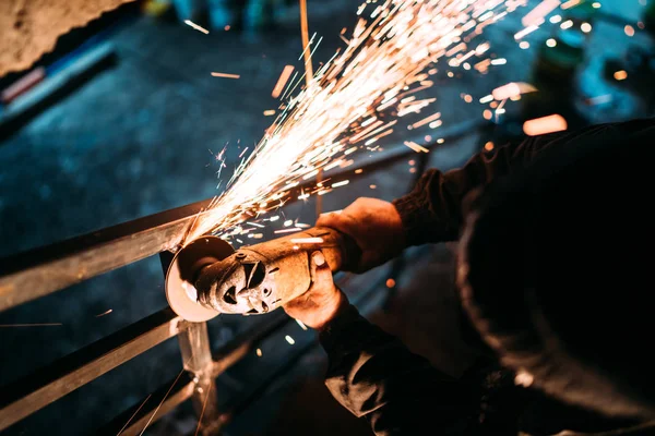 Industrielle Kaukasische Männliche Arbeiter Nahaufnahme Arbeiter Hände Mit Elektrowerkzeug Mit — Stockfoto