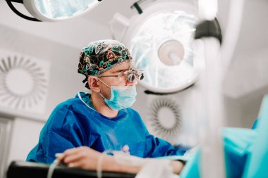 cerrahi doktor ameliyat Merkezi müdahaleler ile cerrah büyüteçler için