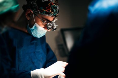 Cerrah operasyon tiyatroda performans portresi. Cerrahi doktor ameliyat odasında operasyonu portresi kapatın. 