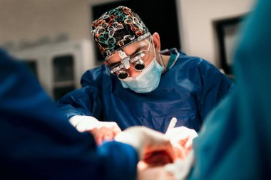 Cerrahi Merkezi müdahaleler için cerrahi doktor portresi. Cerrah hayat ayrıntıları