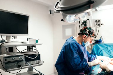 Çalışma cerrah, invaziv cerrahi ameliyat odasında gerçekleştirme portresi