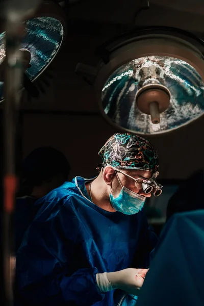 Equipe Médicos Cirurgiões Assistentes Que Realizam Cirurgia Difícil Sala Operações — Fotografia de Stock