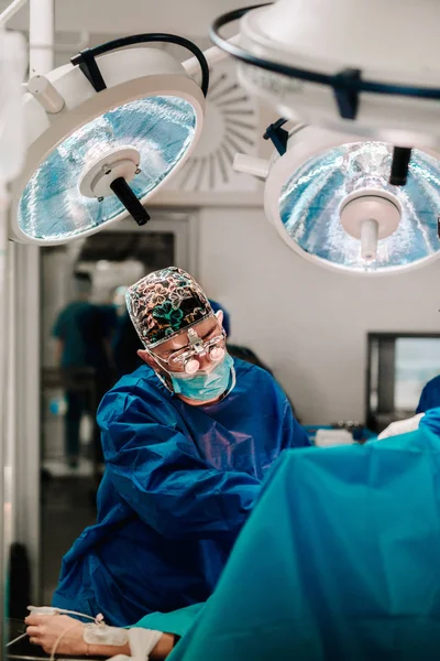 Cirujano Concentrado Equipo Operando Paciente Quirófano Cirujano Con Sistema Casco — Foto de Stock