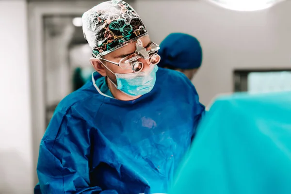 Retrato Joven Cirujano Que Realiza Una Cirugía Entorno Médico — Foto de Stock