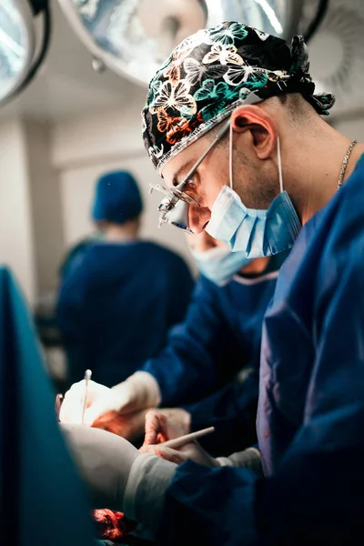 Retrato Cerca Del Médico Que Realiza Operación Cirugía Sala Cirugía — Foto de Stock