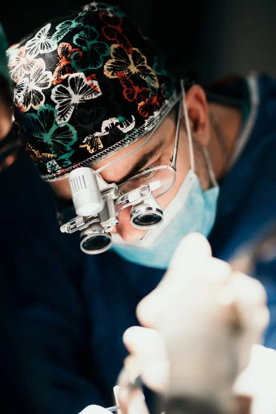 Chirurgien Concentré Équipe Opérant Patient Dans Bloc Opératoire Chirurgien Portant — Photo