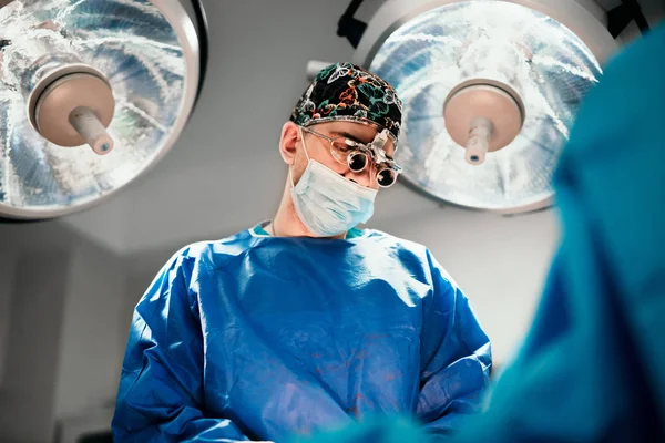 Cirurgião Masculino Realizando Cirurgia Sala Cirurgia Hospitalar — Fotografia de Stock
