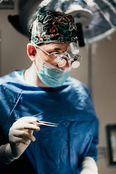 Detalhes Cirurgia Médica Com Médico Cirurgião Caucasiano Realizando — Fotografia de Stock