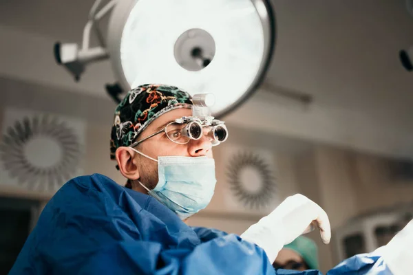 Médico Cirujano Masculino Caucásico Profesional Durante Procedimiento Quirúrgico — Foto de Stock