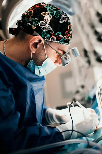 Homem Caucasiano Profissional Médico Cirurgião Realizando Cirurgia Invasiva Quarto Hospital — Fotografia de Stock