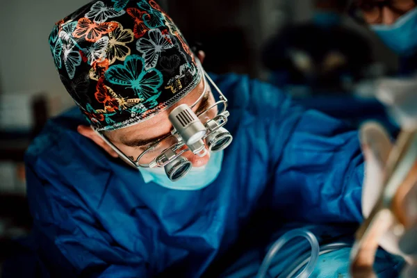 Primer Plano Detalles Del Médico Cirujano Caucásico Que Realiza Procedimiento — Foto de Stock