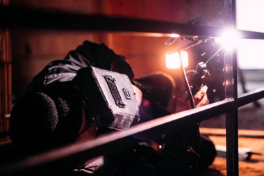 elektrot ve araçlarını kullanarak ve metal, çelik yapısı üzerinde çalışan profesyonel Kaynakçı