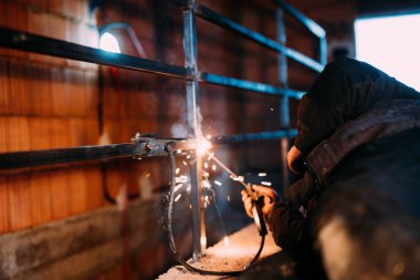 İnşaat metal yapısı üzerinde çalışma Kaynakçı ile tadilat işleri