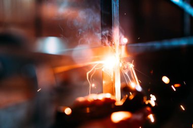 elektrot inşaat sitesinde detaylarla ark