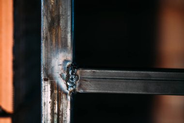 İnşaat alanında kaynak işlemi ayrıntılar. Metal yapı üzerinde taze kaynak ayrıntılarını