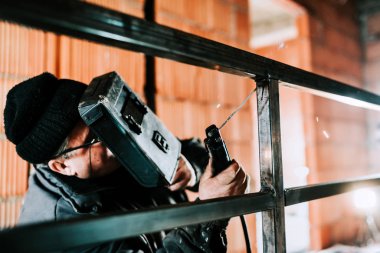 Orta yaşlı beyaz adam profesyonel araçları ile kaynak