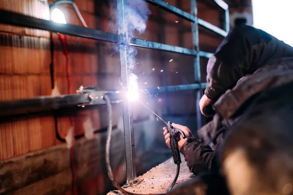 工业施工焊接工艺与工人焊接金属结构 — 图库照片
